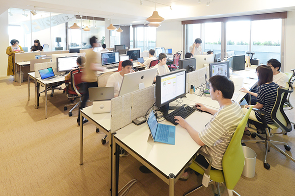 社内にはスタッフが多く在籍しています。